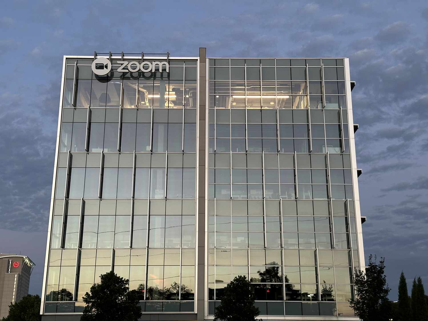 企业收入攀升，Zoom 盈利超预期