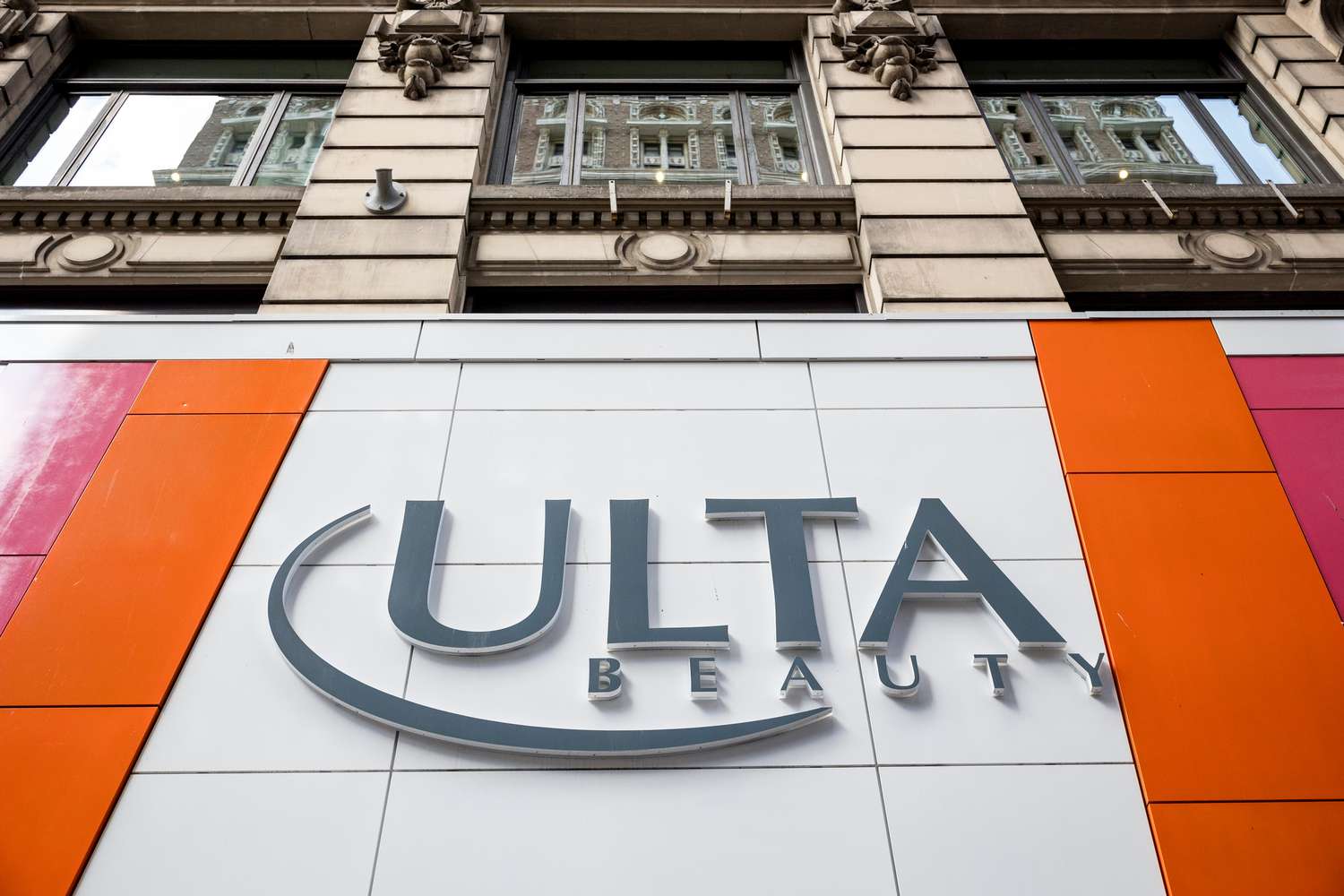 Ulta 股价上涨，美妆股涨跌互现，迎接假日季节