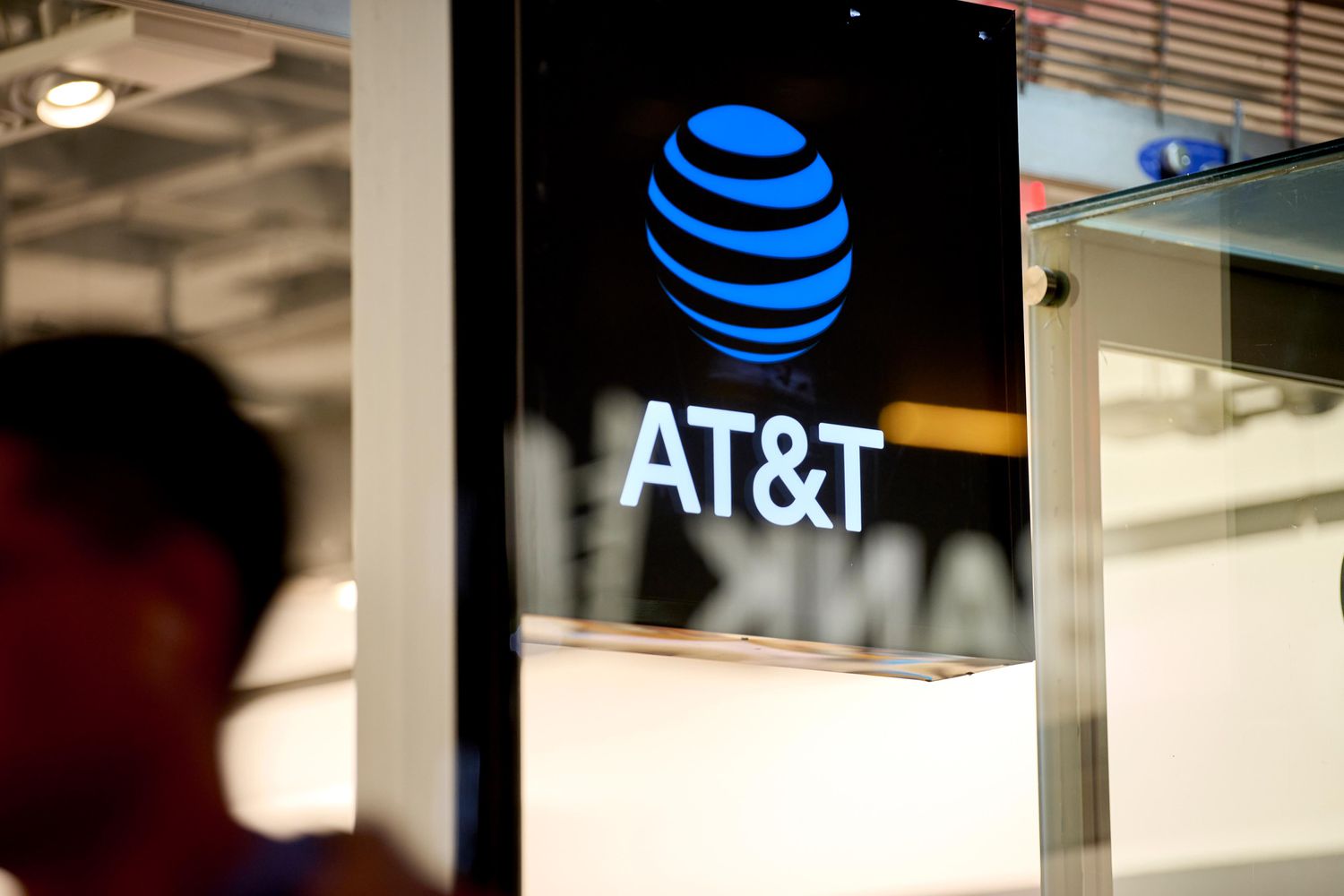AT&T 概述了战略承诺超过 40B 美元的回购和股息