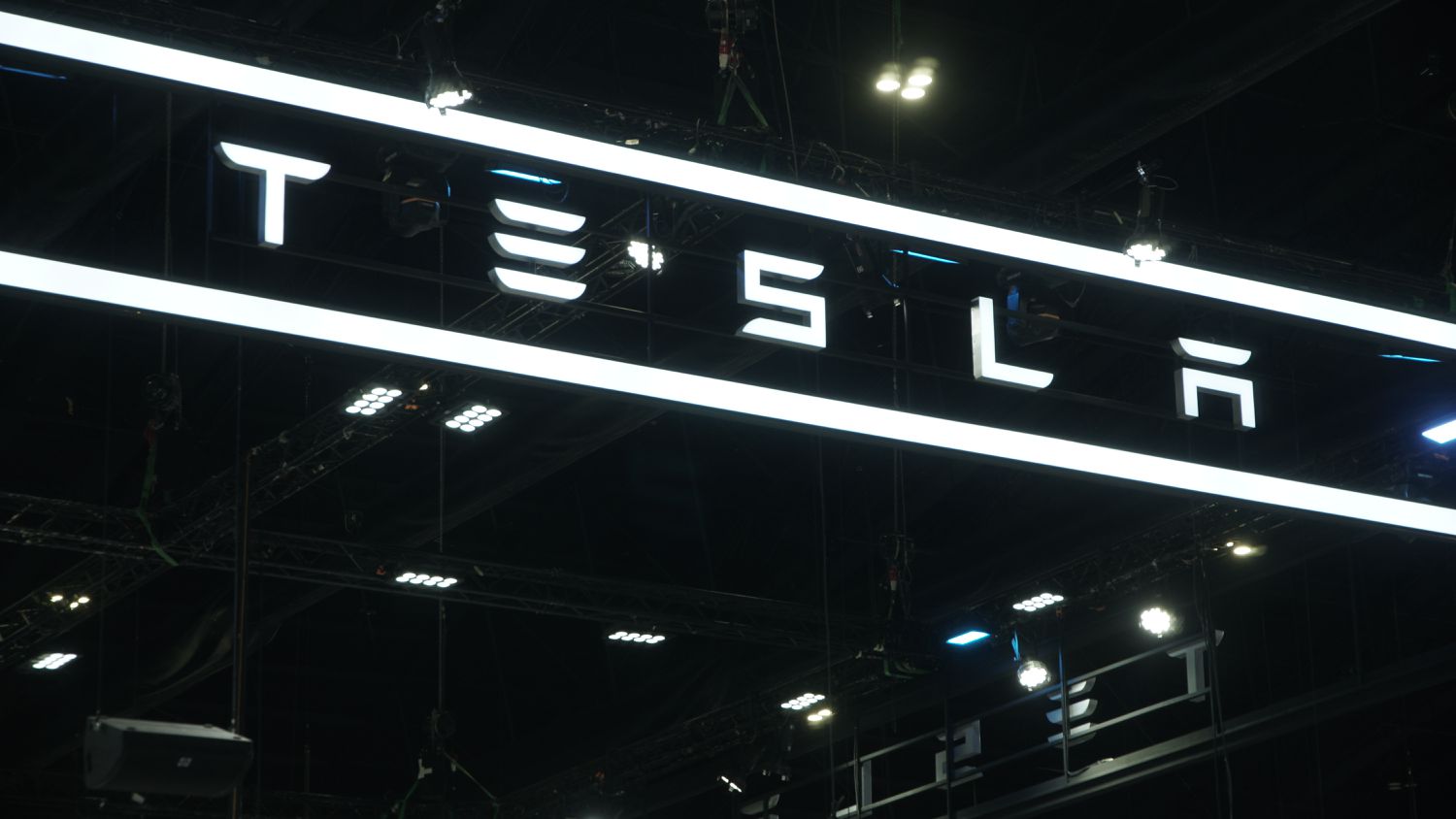 现在最热门的股票走势：Supermicro、Tesla、Gap 等