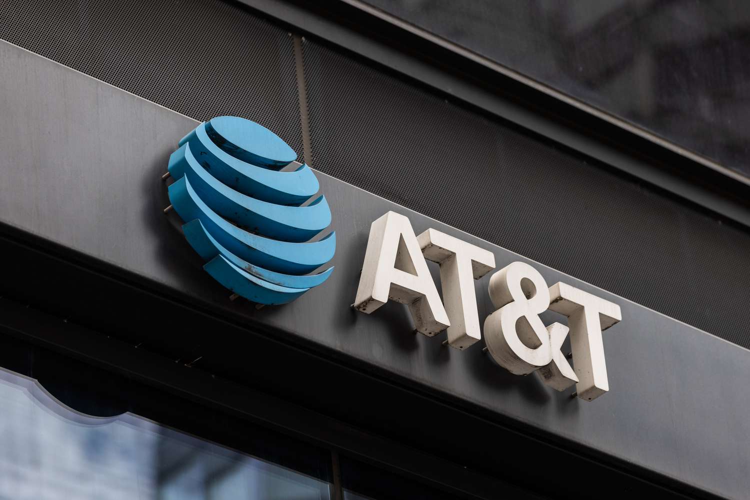 目前主要股票走势：AT&T、Core & Main、英特尔、联邦快递等
