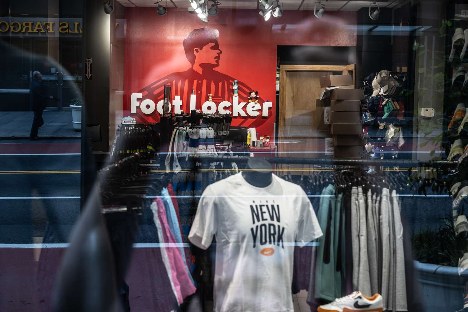 Foot Locker 股票意外亏损并大幅下调指引