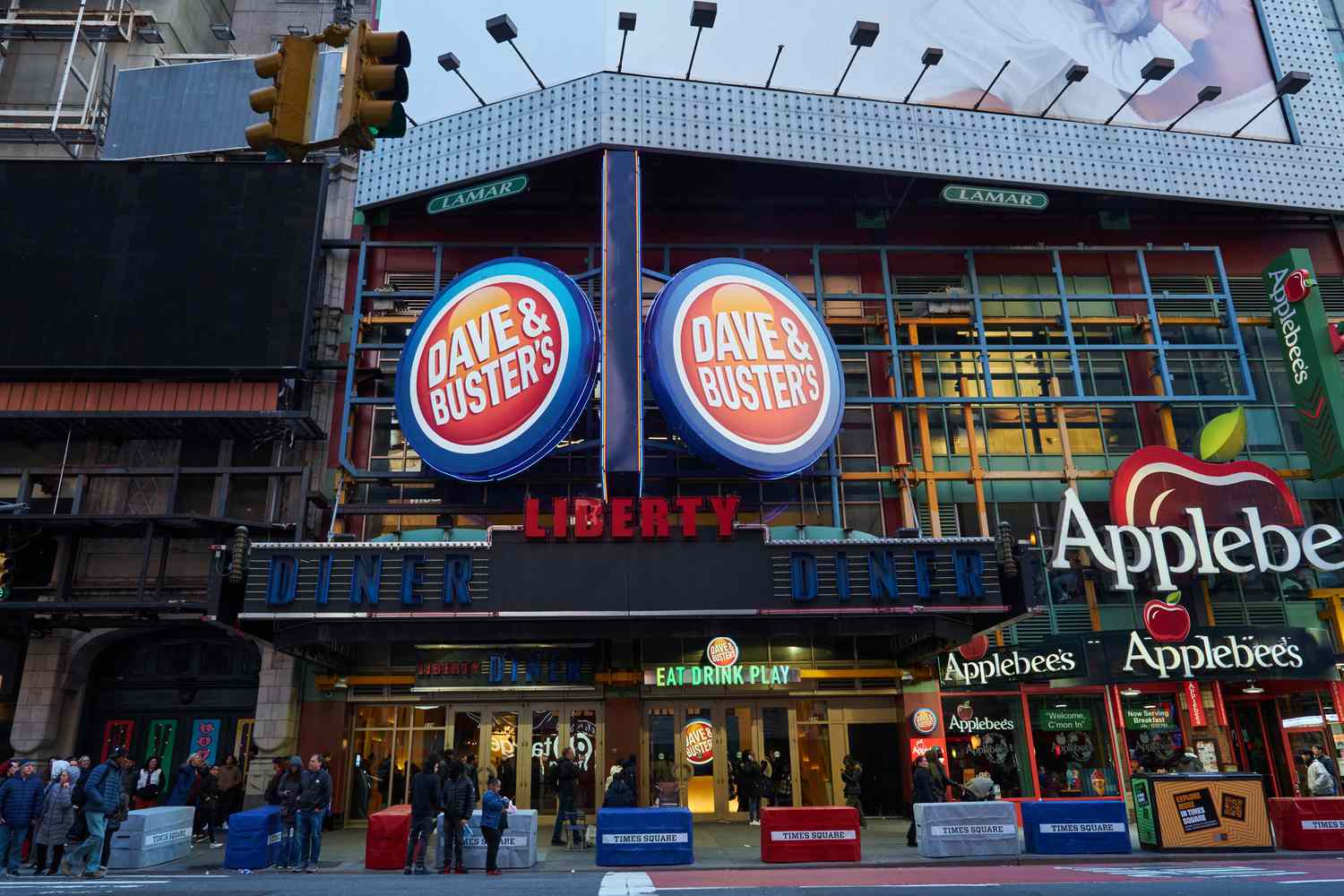 Dave & Buster 股价因亏损超出预期、首席执行官离职而下跌