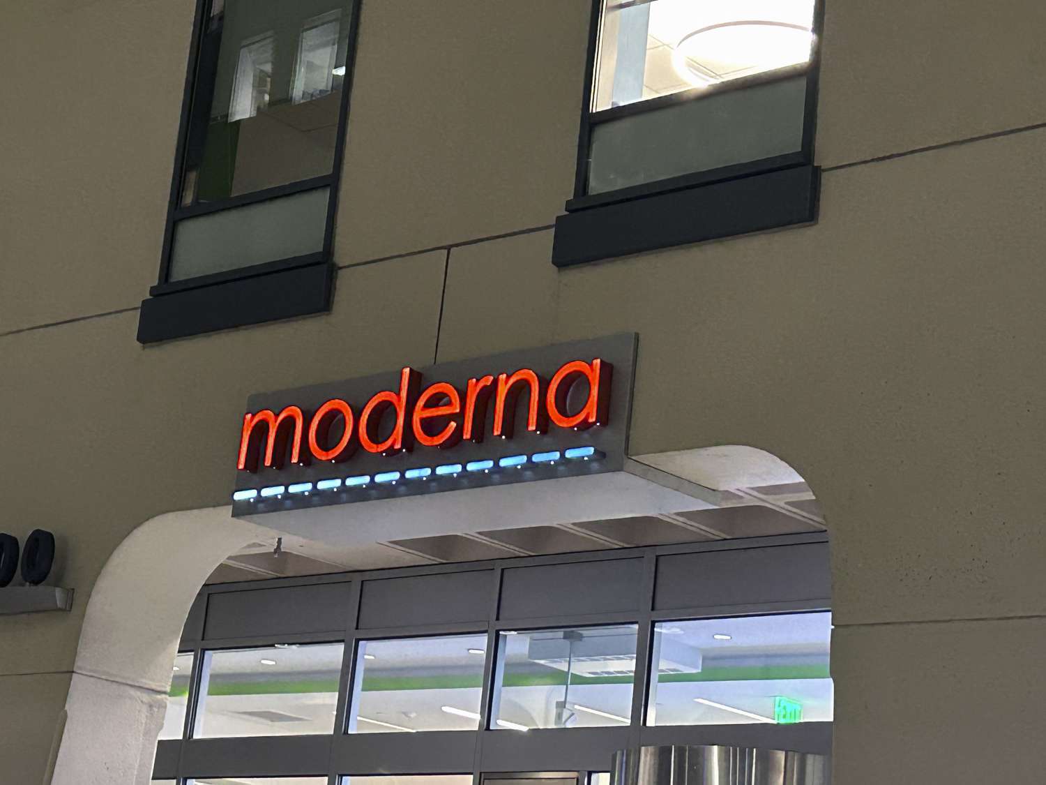 Moderna 股票在美国第一只鸟之后飙升
