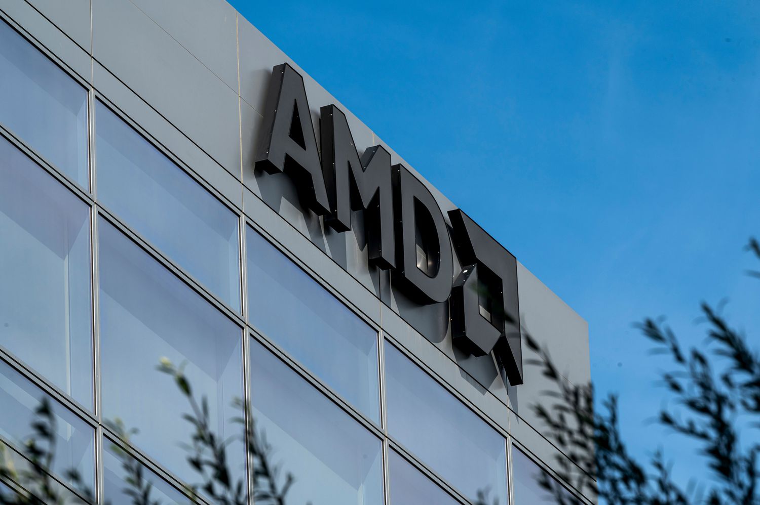 由于人工智能收入担忧，汇丰银行两次下调 AMD 评级，AMD 股价暴跌