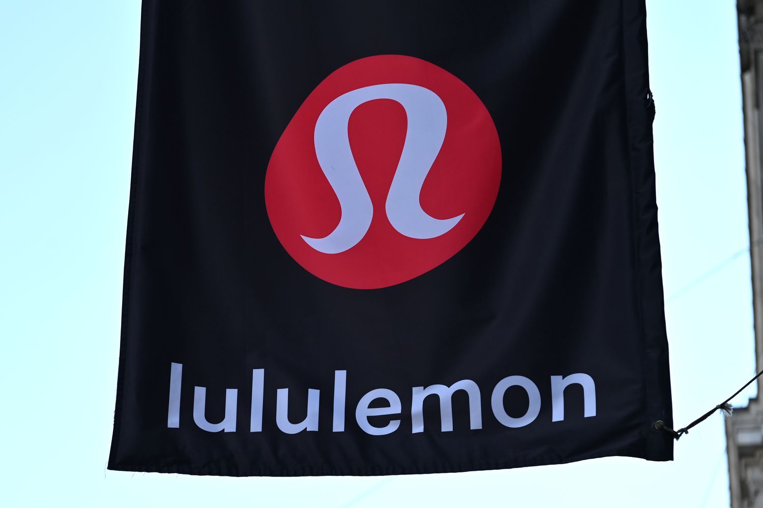 Lululemon 提升假日购物季后第四季度销售额和利润前景