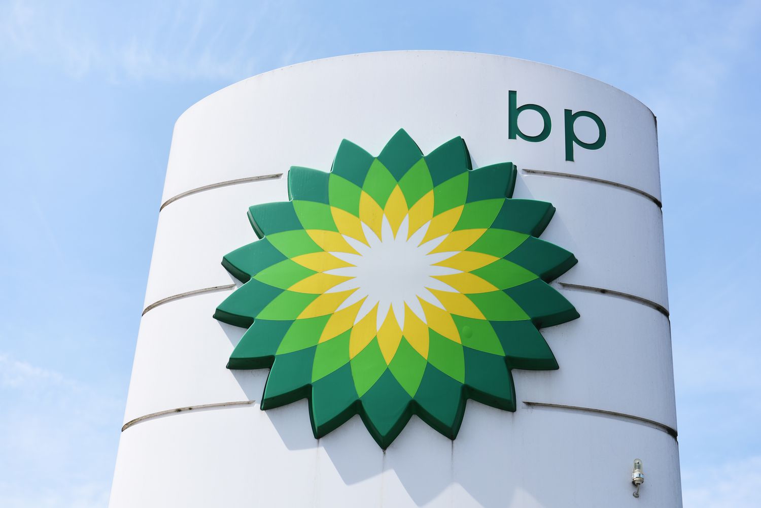 BP 警告第四季度减值高达 20 亿美元，股价下跌