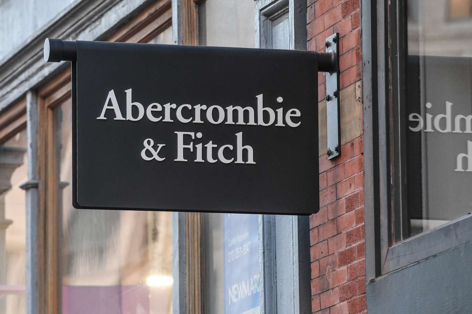 Abercrombie & Fitch 提高了展望，但股价却下跌