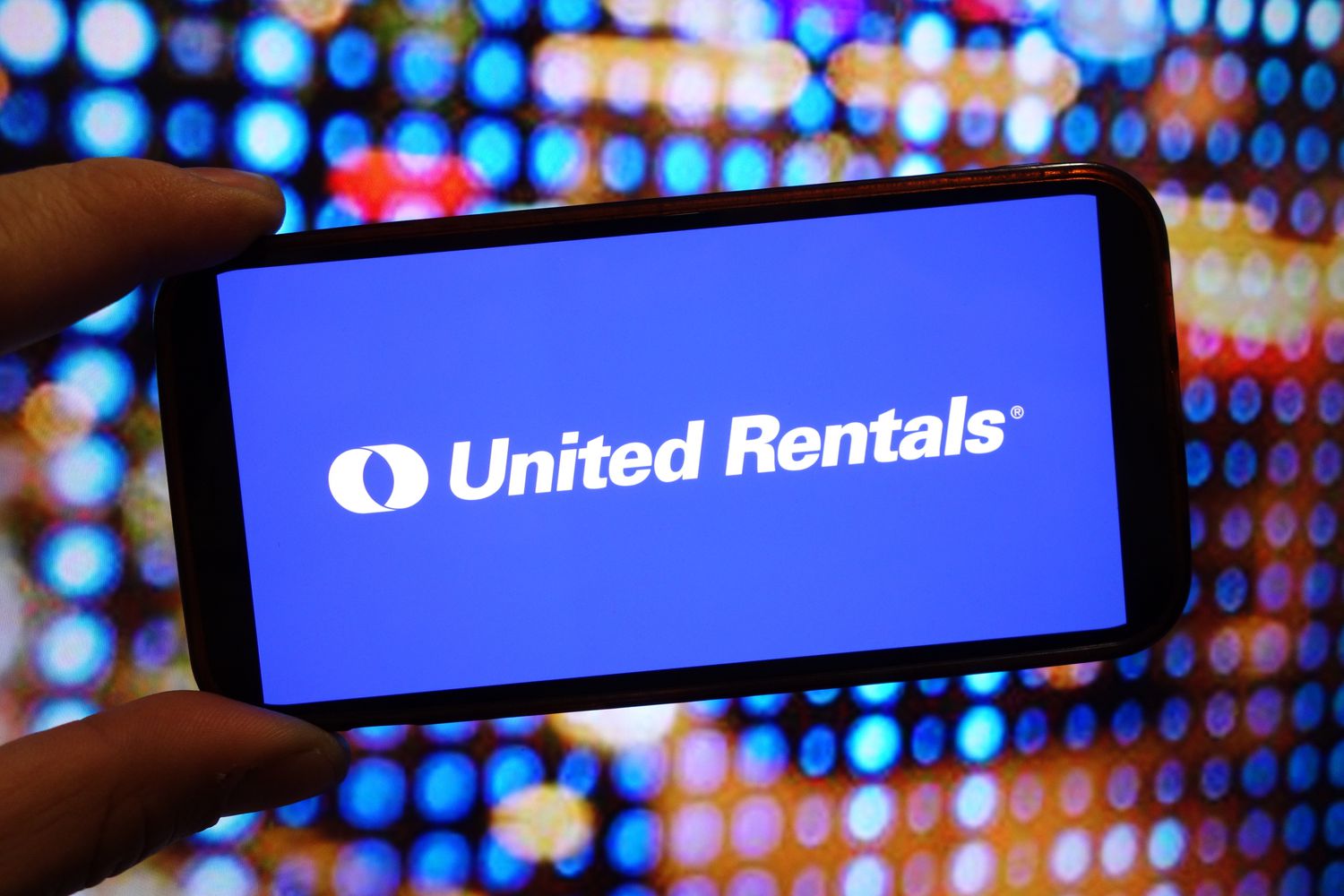 United Rentals 以 $4.8B 收购后，H&E 设备库存翻倍