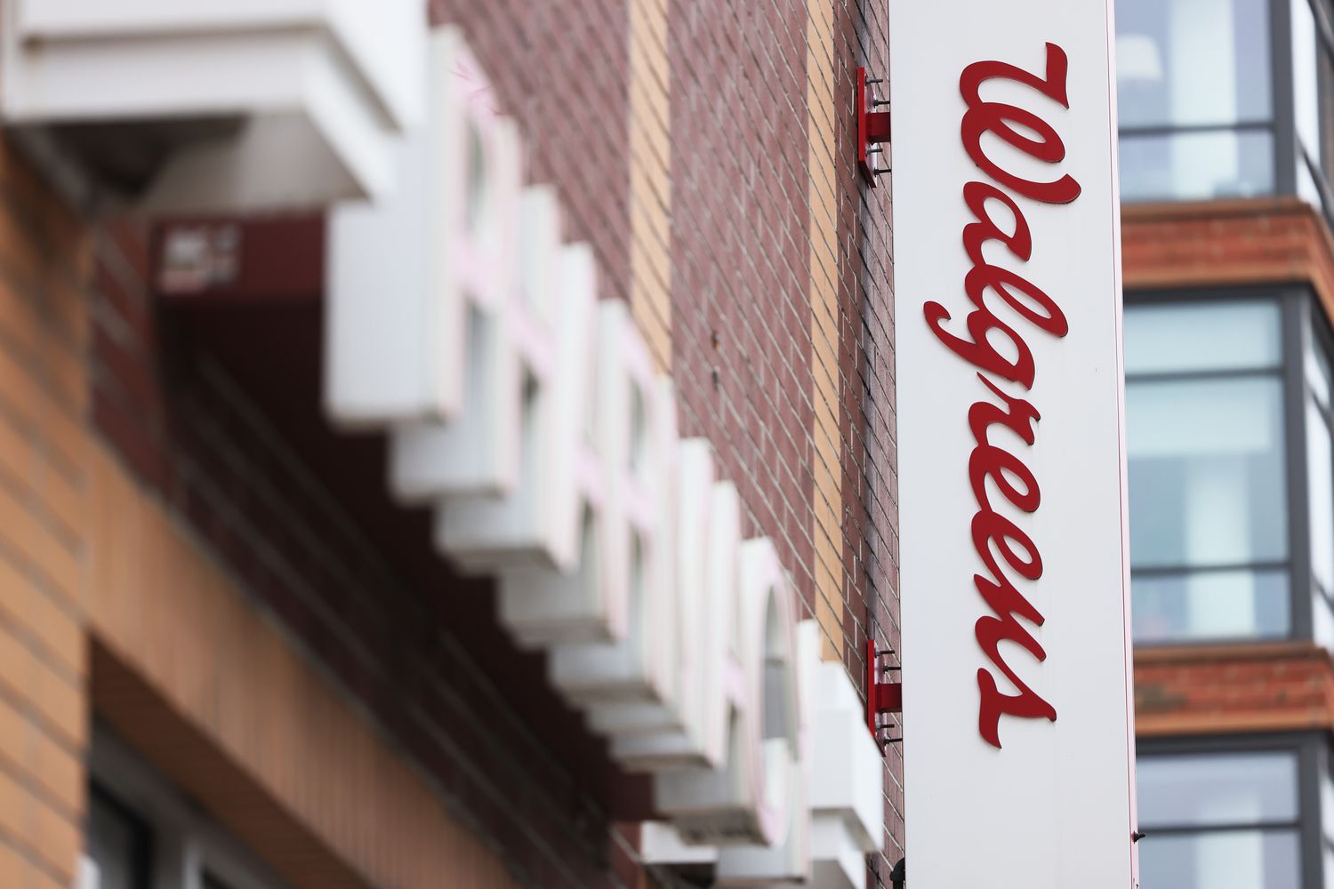 标准普尔 500 指数今日涨跌：沃尔格林 (Walgreens) 股价因司法部提起诉讼而暴跌