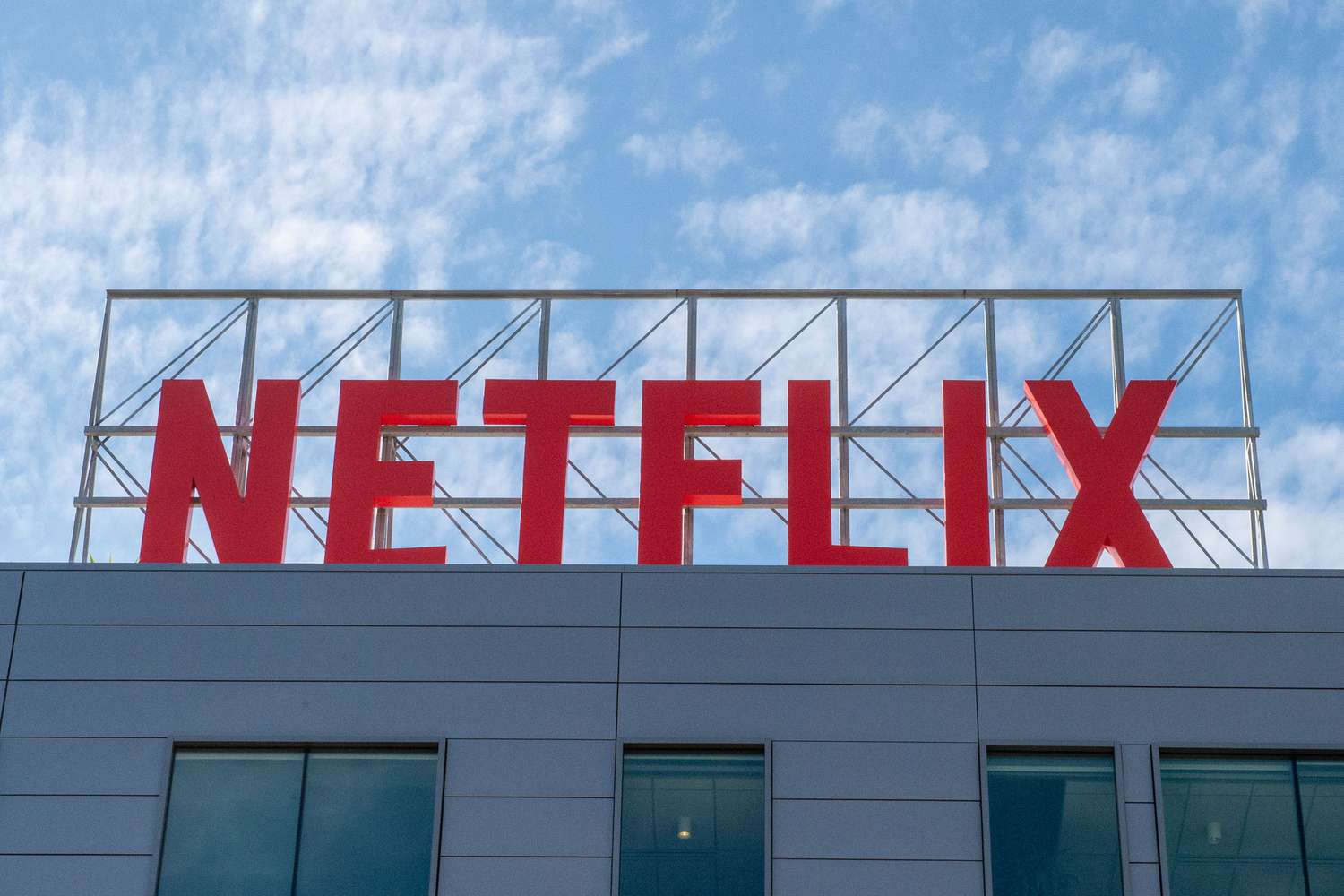 Netflix 股票因收入前景更高而上涨，$15B 回购提振