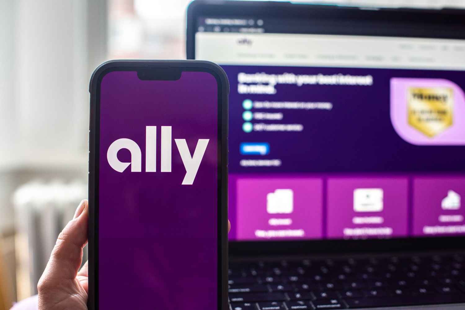 随着公司击败利润估算，出售信用卡业务，Ally Financial Stock飙升
