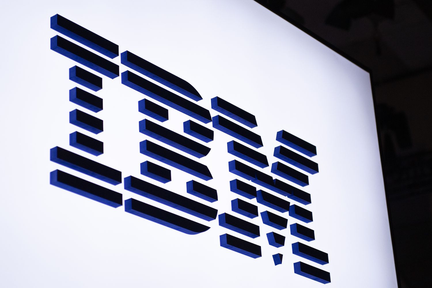 IBM股票跳高，领先的标准普尔500涨幅，成绩开放