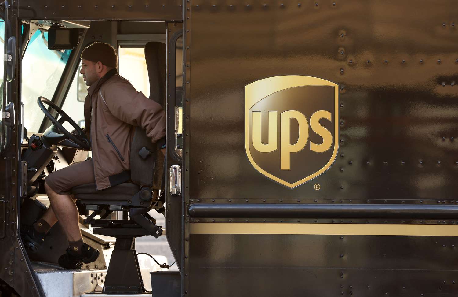 标准普尔500年的收益和损失今天：UPS股票下跌，托运人装饰亚马逊交付
