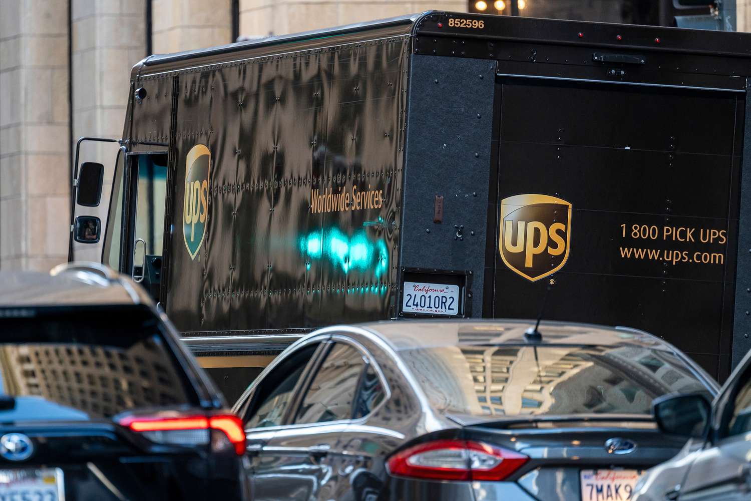UPS股票领先于标准普尔的销售者较弱