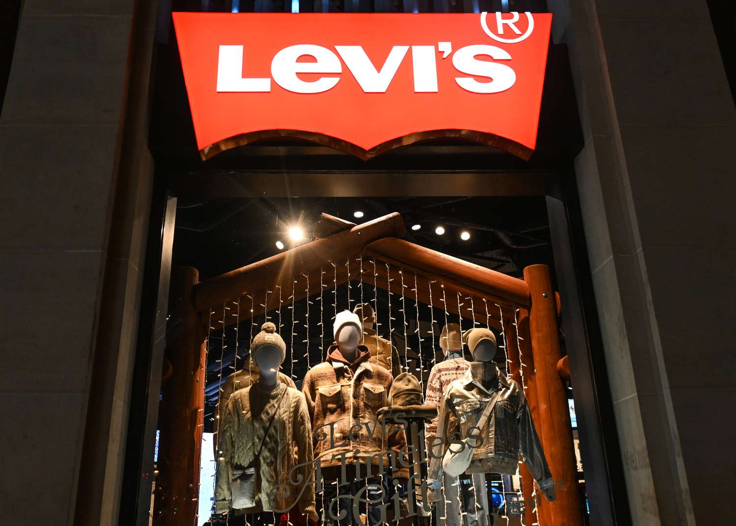 Levi Strauss警告宏观经济条件将伤害2025年结果