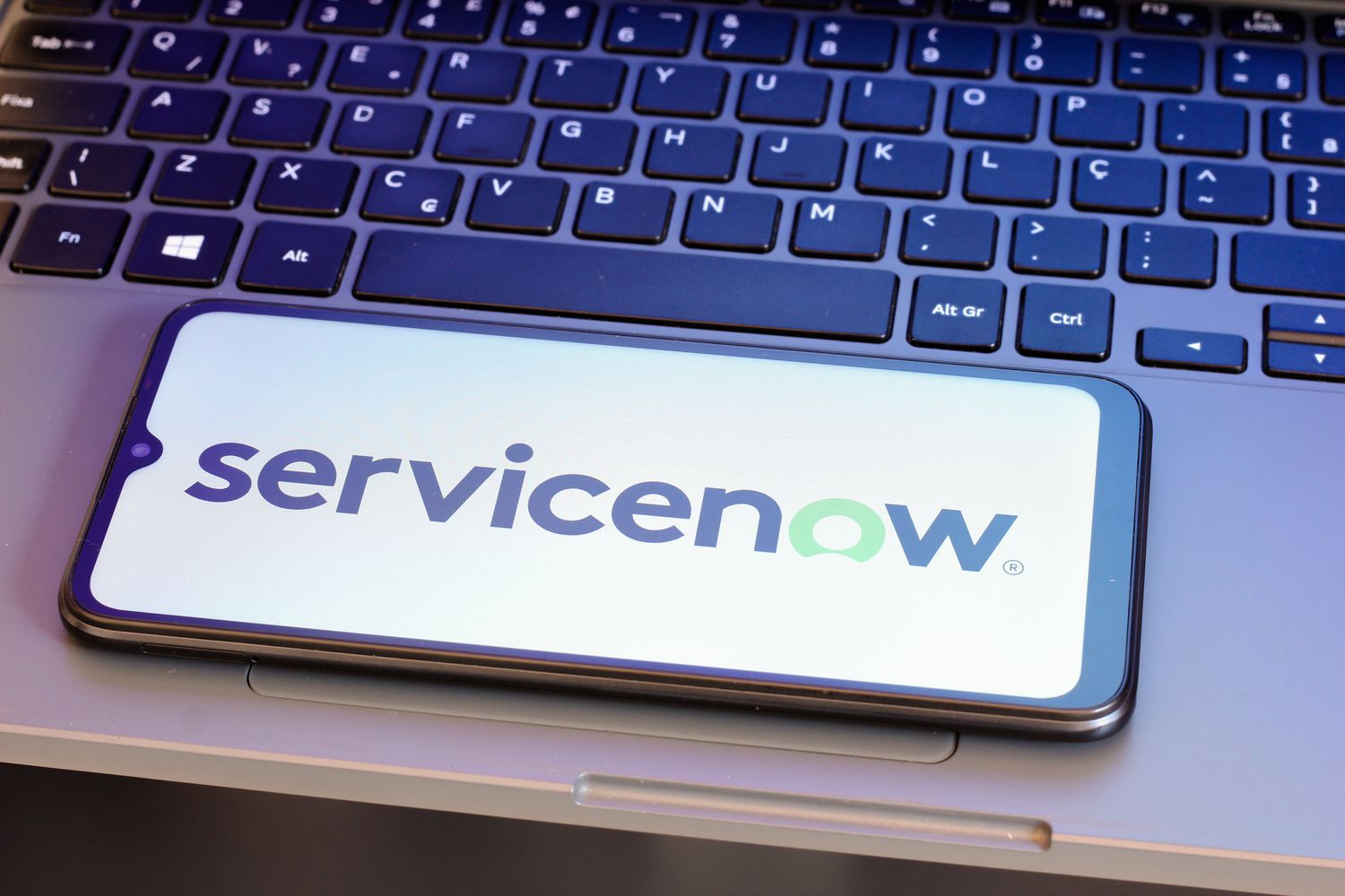 ServiceNow股票暴跌，减缓订阅收入增长预测
