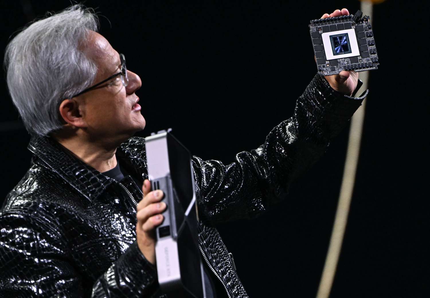 NVIDIA首席执行官Huang狂野的一周之后前往白宫，参加芯片制造商的股票