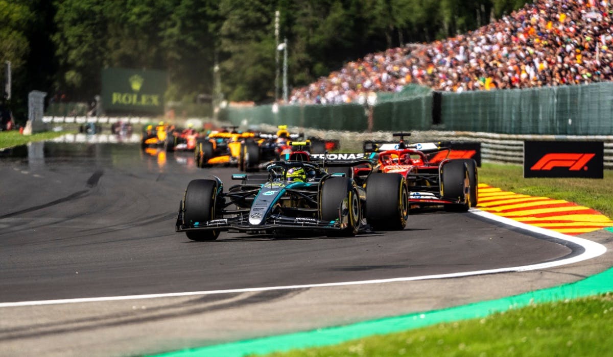 F1如何通过社会违反惯例并团结观众