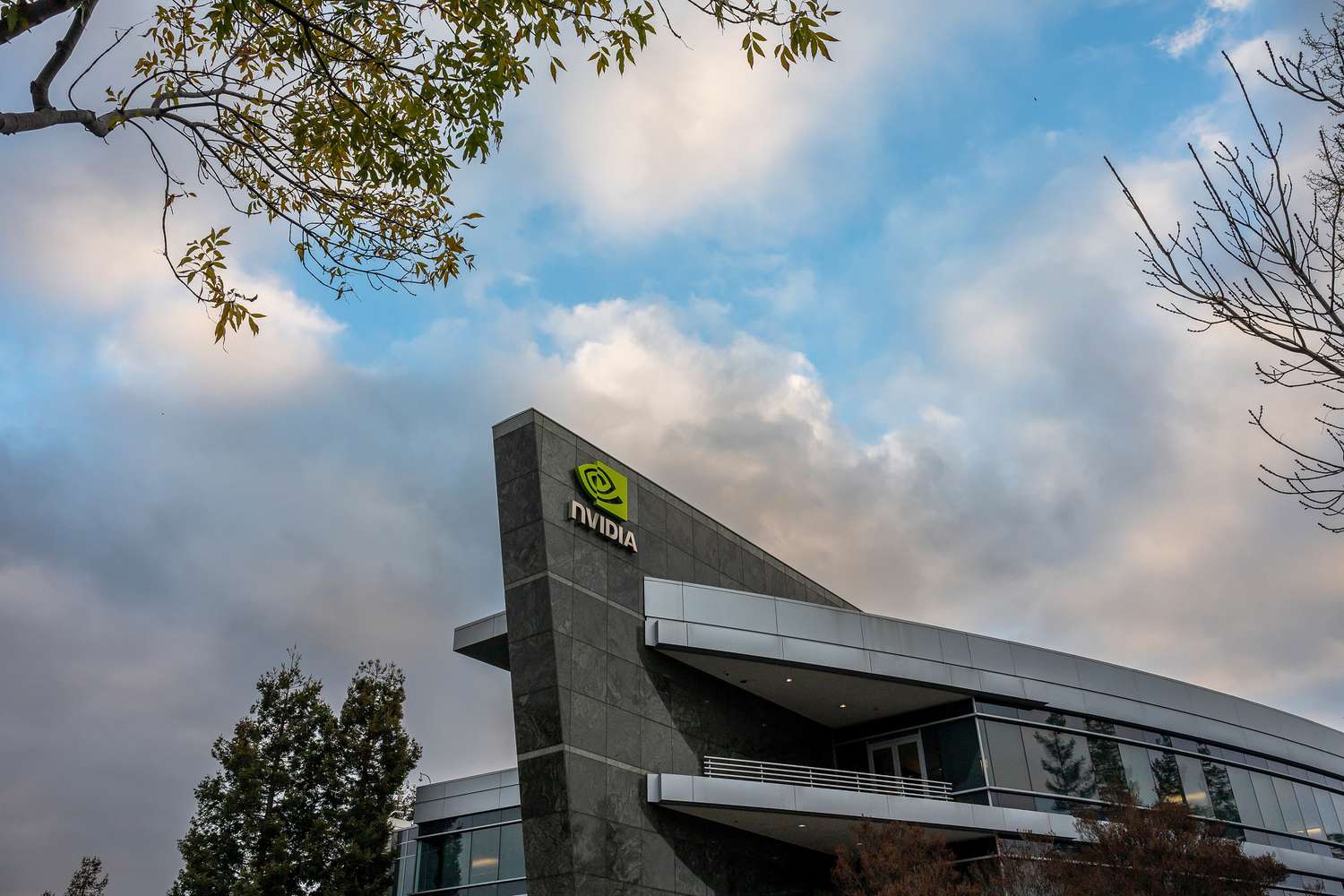 NVIDIA周一领先芯片股票，因为市场反弹