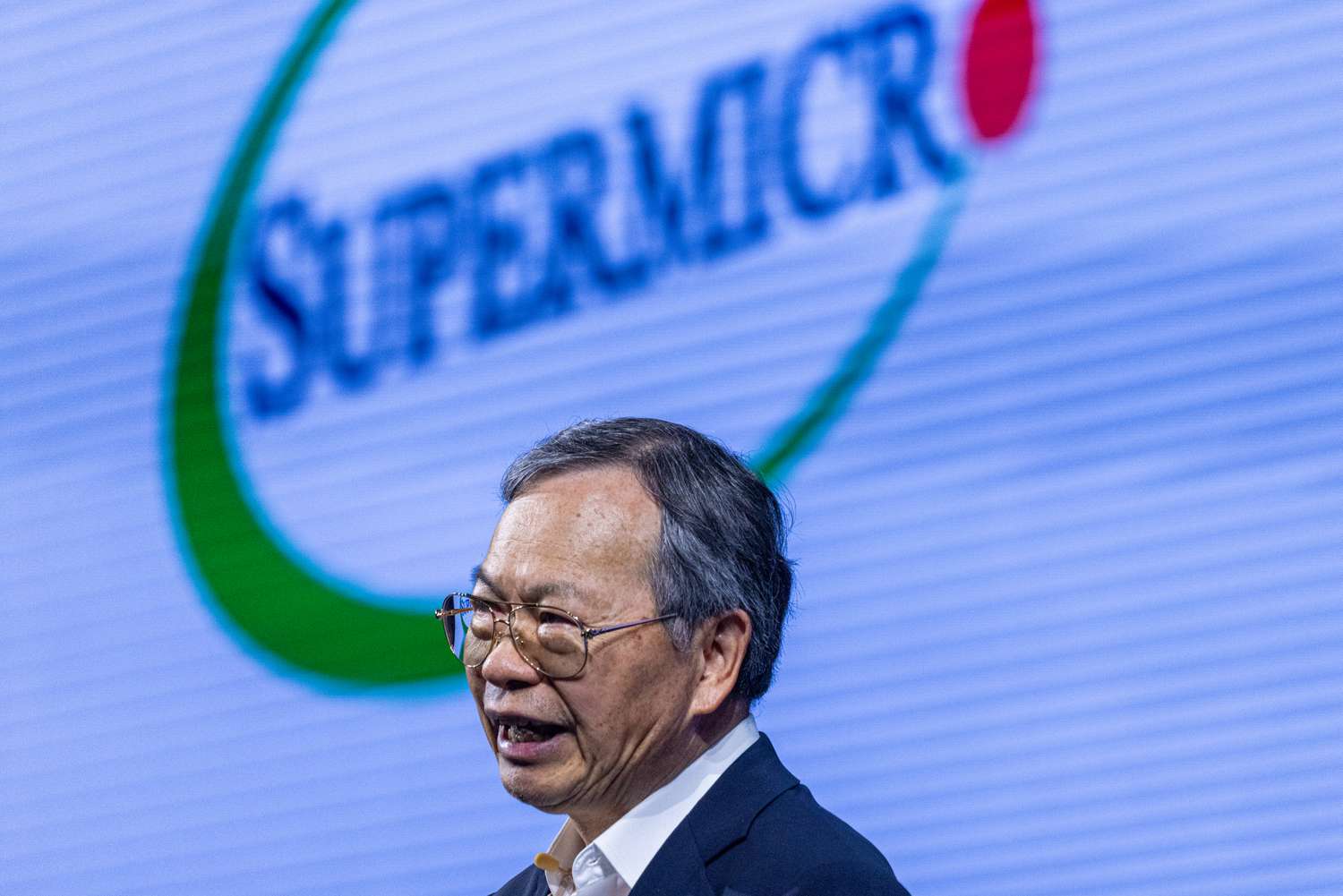 标准普尔500年的收益和损失今天：超级股票在业务更新之前激增