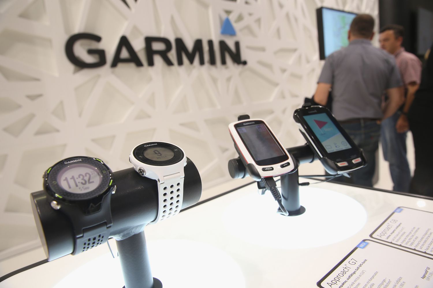 标准普尔500年的收益和损失今天：Garmin跳上健身，户外设备销售