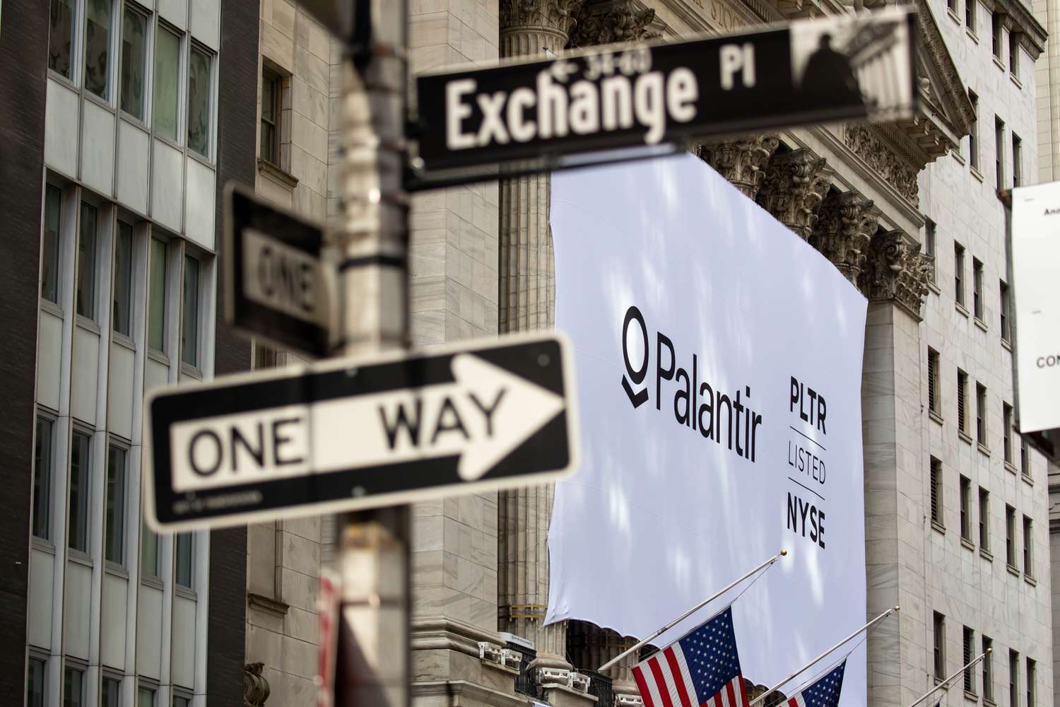 标准普尔500年的收益和损失今天：Palantir Plummets挥之不去的防御支出担忧