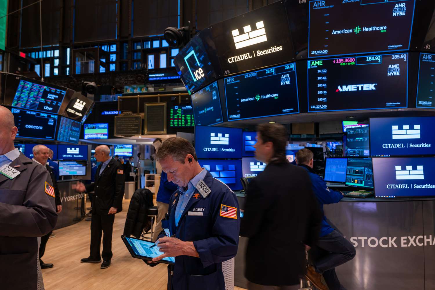 Markets News，2025年2月26日：S＆P 5 Markarets News，2025年2月26日：标准普尔500，纳斯达克复合材料英寸高，损失损失； NVIDIA在收入领先之前，特斯拉延伸了Slump00，纳斯达克综合英寸高到Snap 4