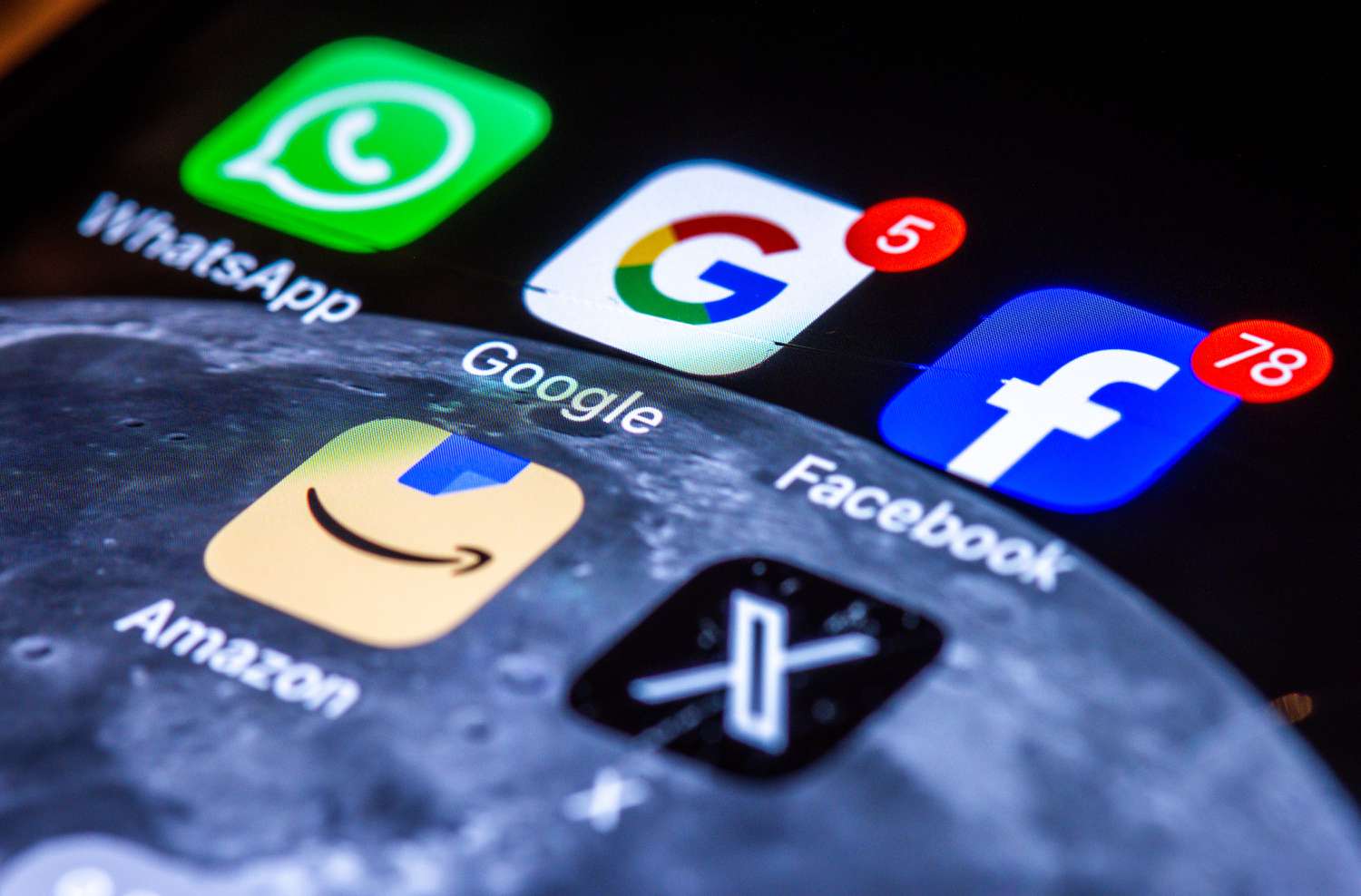 Google父母Alphabet领导ADTECH股票在AI成功的迹象上更高